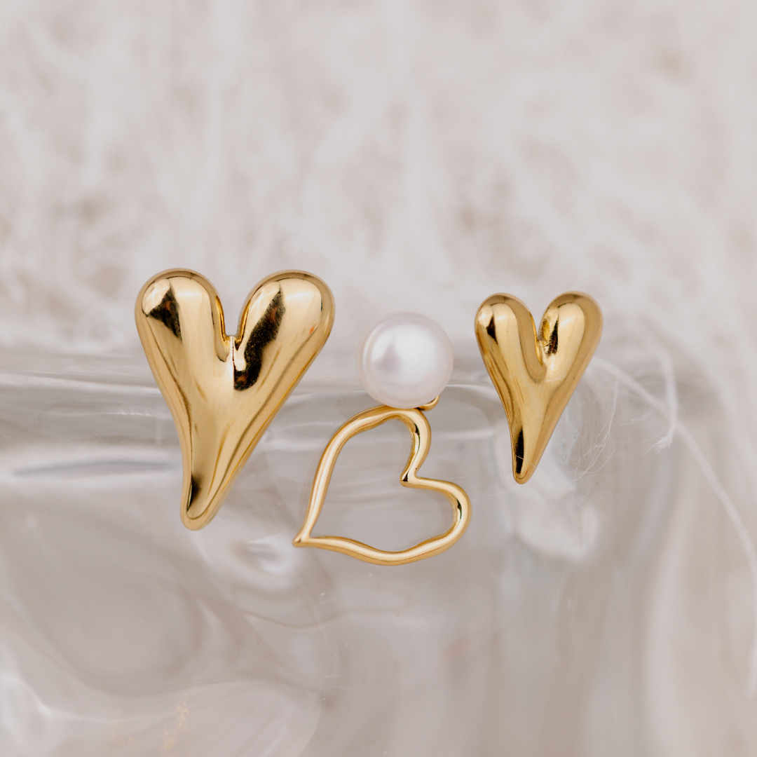 Flowy Heart Studs Large Gold